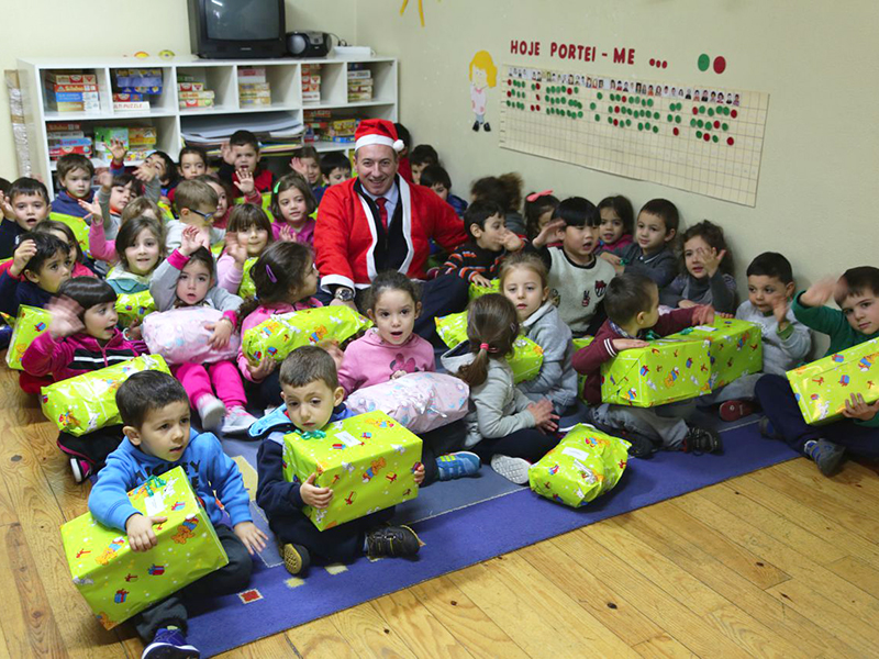 Crianças do Pré-Escolar e 1.º Ciclo receberam presentes de Natal oferecidos pela autarquia