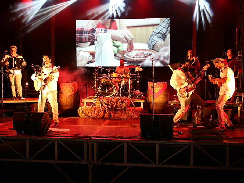 Grupo de música tradicional animou a Praça do Município
