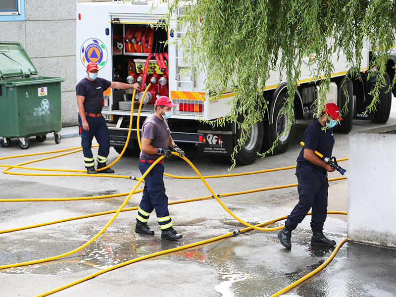 Recinto escolar higienizado pelos bombeiros