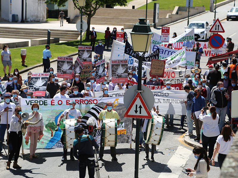 Manifestao contra a explorao de Ltio