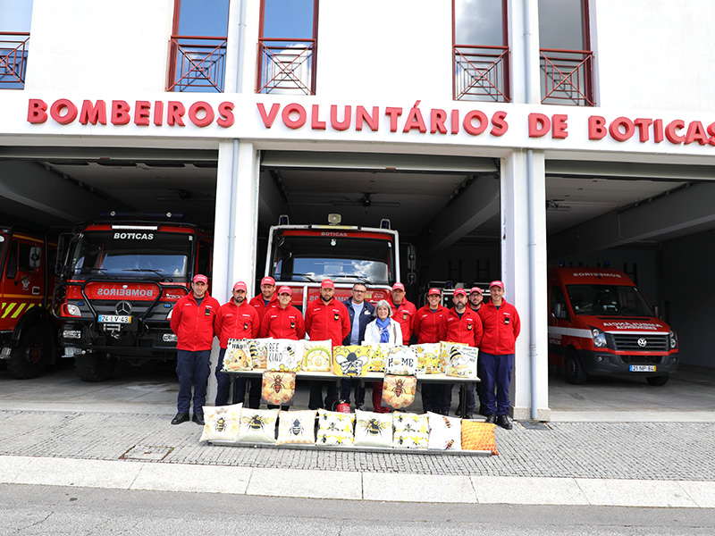 Bombeiros de Boticas receberam doao da associao francesa Um Sac  Dos Pour Toi