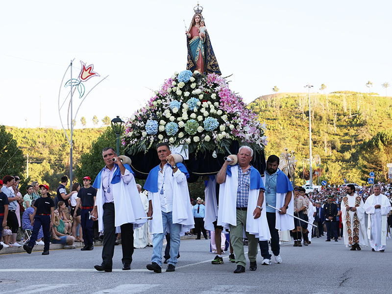 Mar de gente em devoo  Nossa Senhora da Livrao