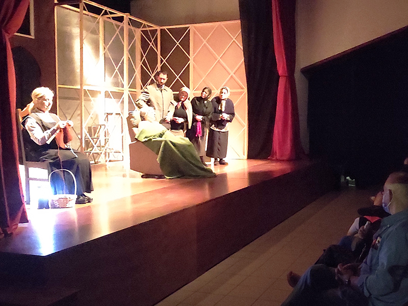Participantes do projeto “Cultura para Todos” assistiram à peça de teatro “Quem levou Teus Trinta Ramos?”