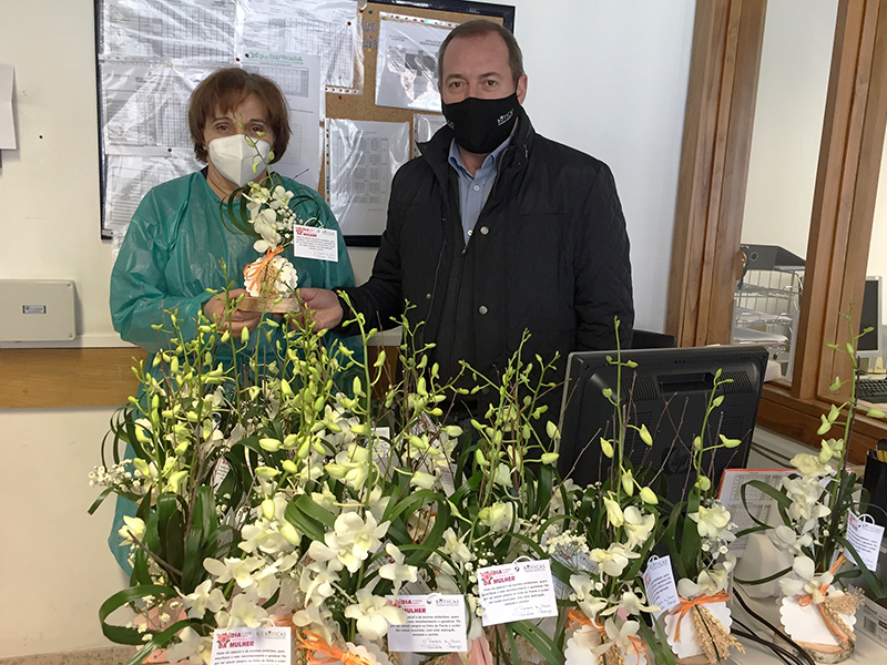 Presidente da Cmara homenageou mulheres com oferta de flores