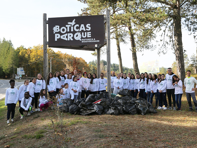 GD Boticas promoveu ao de limpeza de lixo nas bermas das estradas