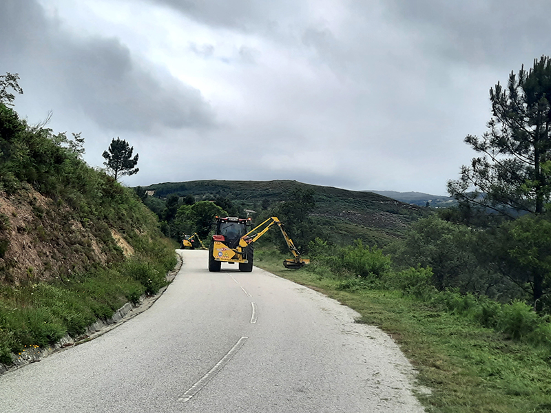 Autarquia promove trabalhos de limpeza junto  rede viria municipal