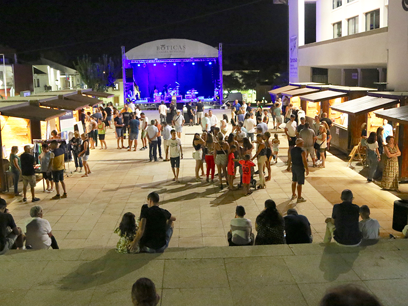  Mercadinho de oportunidades na Praa do Municpio