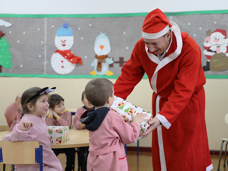 Crianas do Pr-Escolar e do 1 ciclo do Concelho receberam presentes oferecidos pelo Municpio