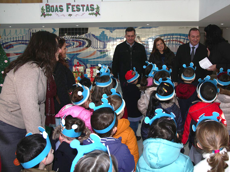 Crianças mantêm a tradição de Cantares de Reis/Janeiras na Câmara Municipal