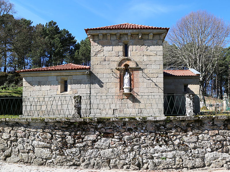 Rplica da imagem de Santa Maria colocada no exterior da Igreja Paroquial de Covas do Barroso