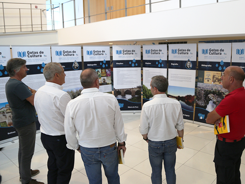 Exposio Gotas de Cultura em exibio na Cmara Municipal