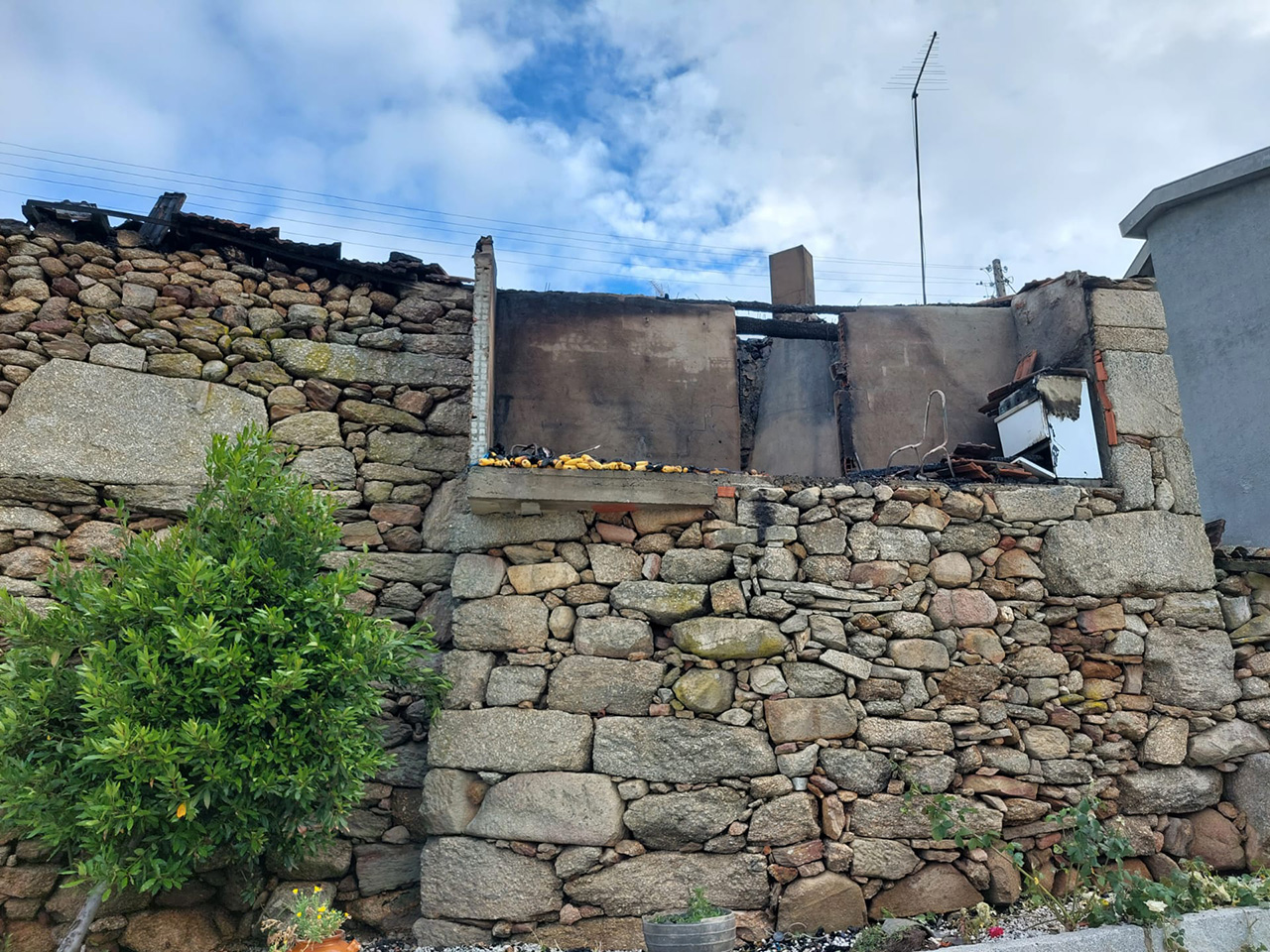 Incêndio em habitação em Sobradelo – morador já foi realojado