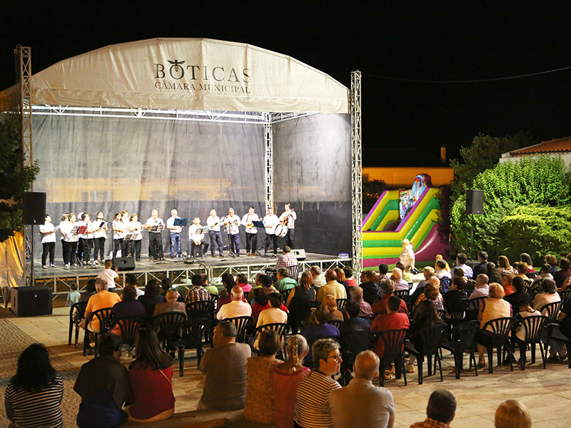 Grupo de Cavaquinhos de Dornelas e Duo Mega Show abriram Vero em Festa