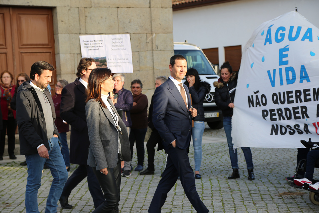 Secretário de Estado da Energia recebido com protestos em Covas do Barroso