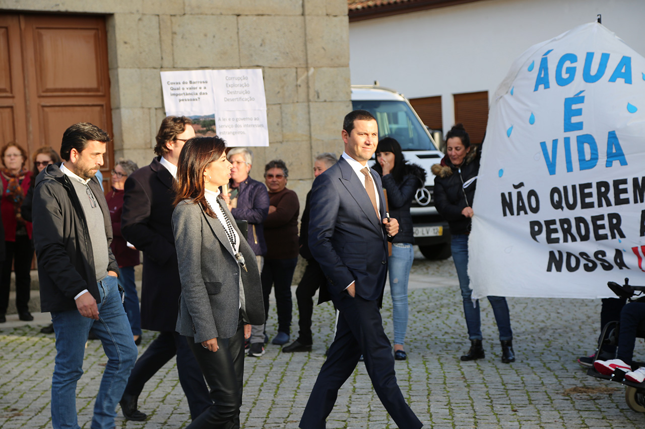 Secretrio de Estado da Energia recebido com protestos em Covas do Barroso