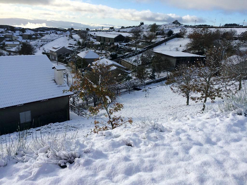 Neve pintou de branco zona mais alta do Concelho 