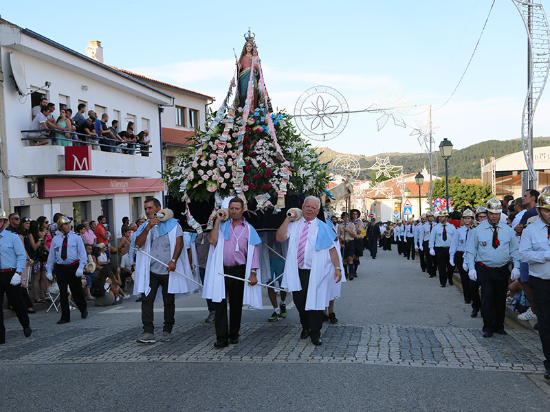 Procisso em Honra de Nossa Senhora da Livrao acompanhada por milhares de fiis