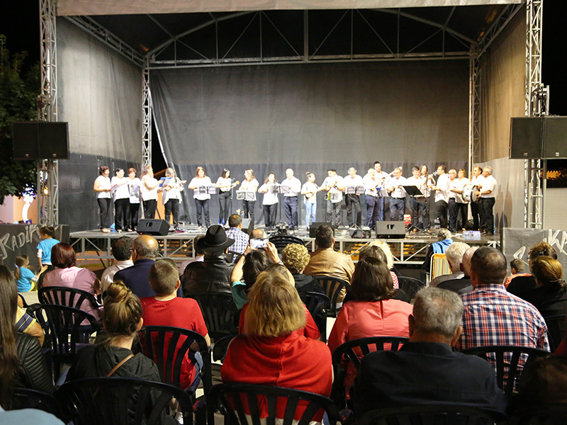 Grupo de Cavaquinhos de Dornelas e Radikal Show animaram festa do comrcio tradicional